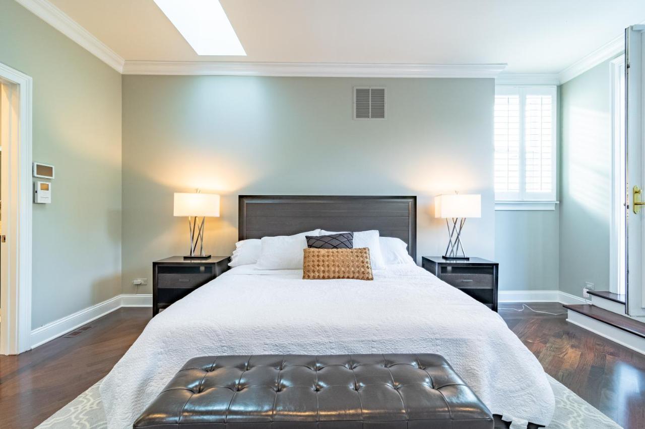 Luxurious Gold Coast Villa With Parking For Up To 12 Guests Chicago Exterior photo