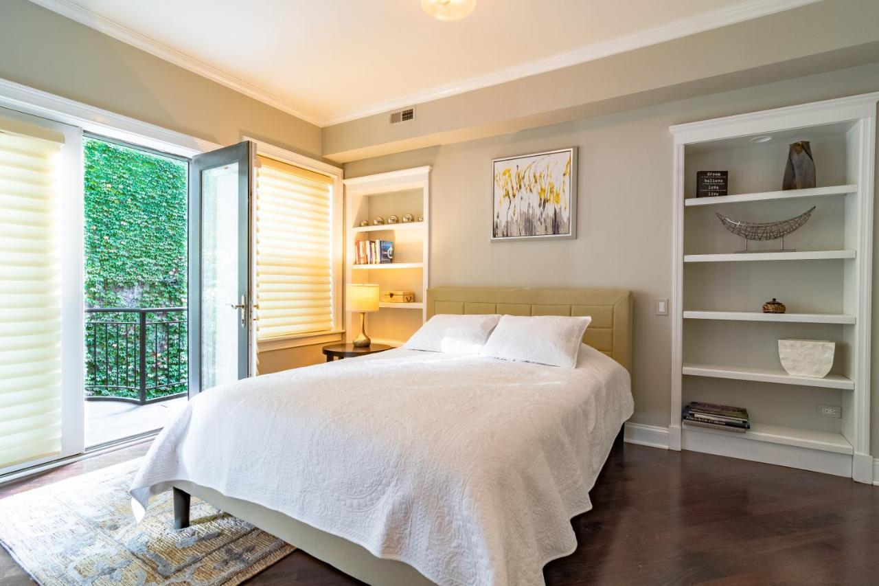 Luxurious Gold Coast Villa With Parking For Up To 12 Guests Chicago Exterior photo